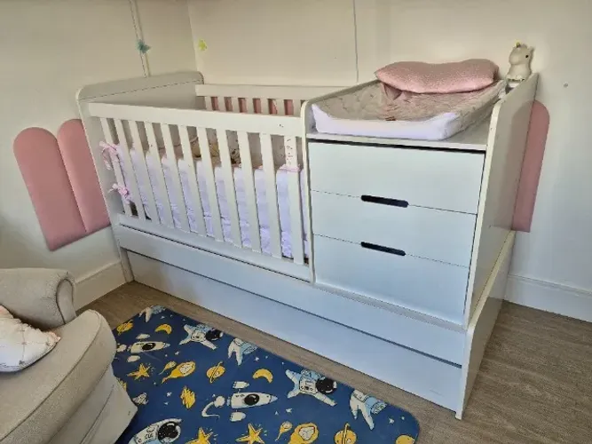 Berço com trocador e cama auxiliar