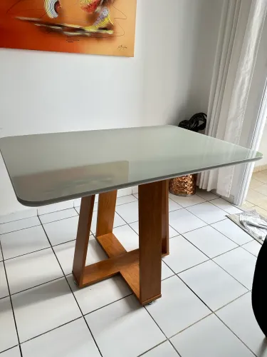 Mesa mdf com tampo de vidro off white com 4 cadeiras