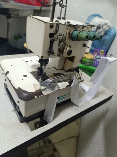 Máquina de costura semi goleira