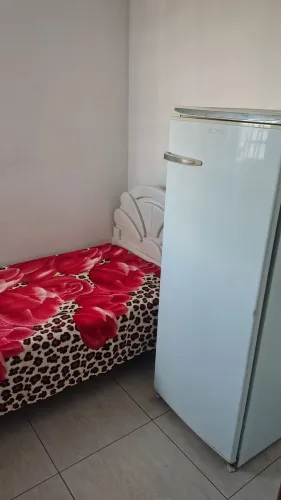 Kitnets se o para moça no Eldorado Contagem , quarto mobiliado com banheiro 