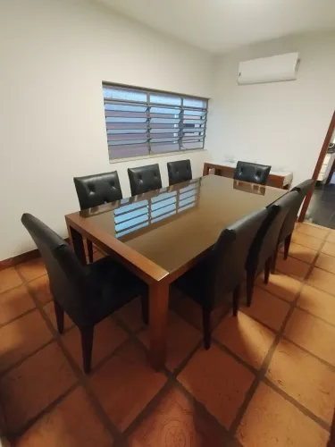 Vendo mesa de jantar com tampo de vidro marrom + aparador + 8 cadeiras