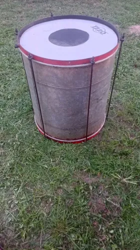 Vendo Repique (instrumento de percussão), em bom estado, para desocupar espaço
