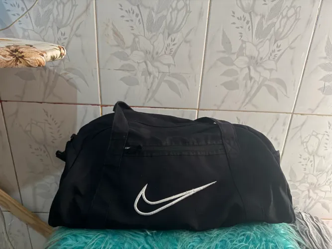 Bolsa usada Nike original ideal para viagens e academia