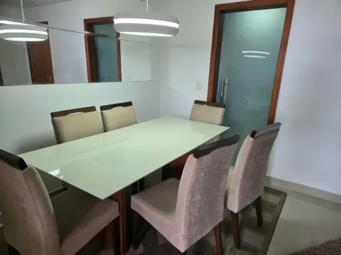 Mesa de Jantar de fórmica com 6 cadeiras estofado tipo camurça liso - cor clara
