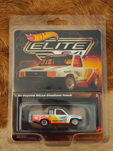 Hot Wheels elite 64  1989 Toyota Hilux Stadium Truck