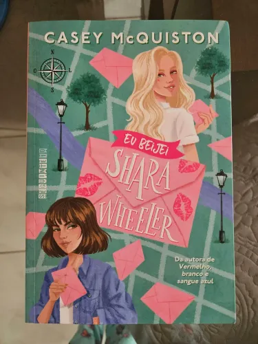 Livro juvenil novo Eu Beijei Shara Wheeler de Casey McQuiston romance lésbico