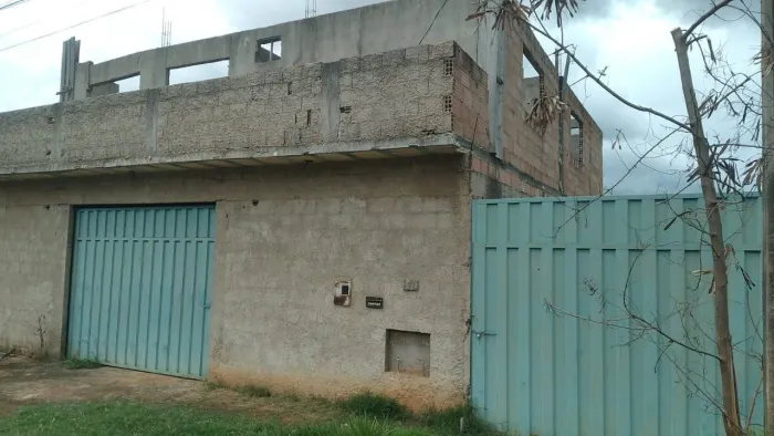 Galpão 144 metros coberto mais duas casas anexos lote 360 metros