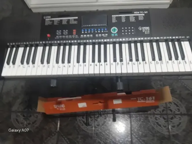 Teclado semi novo com suporte