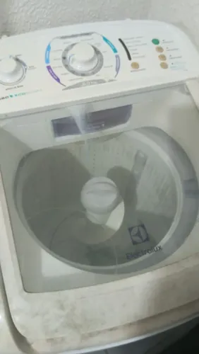 Máquina de lavar roupas de 8 kilos funcionando perfeitamente