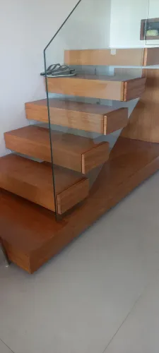 Escada metálica de ferro e madeira