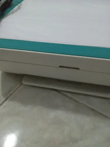 Impressora multifuncional HP com os cartuchos só tem que carregar com as tintas