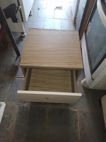 Vendo um criado p.cabeceira de cama.