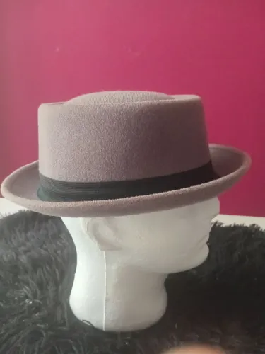 Chapéu modelo pork pie cinza da marca chapelaria vintage