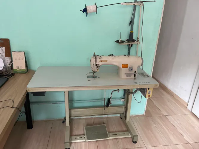 Máquina reta eletrônica