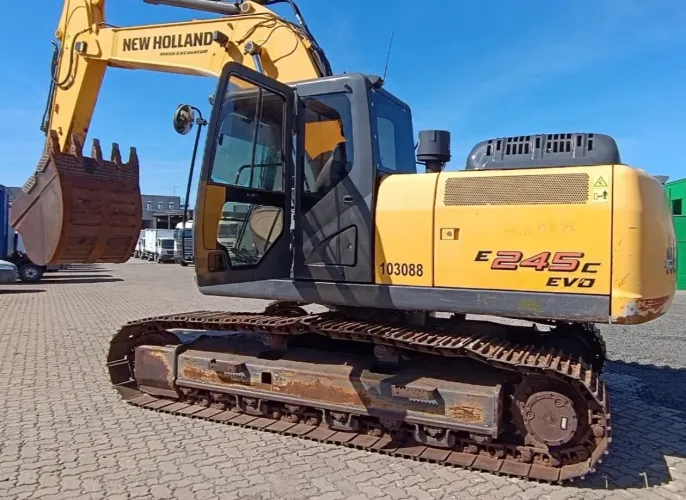 Escavadeira New Holland E245 C ano 2022, com 4.000 horas, ar condicionado, em SP