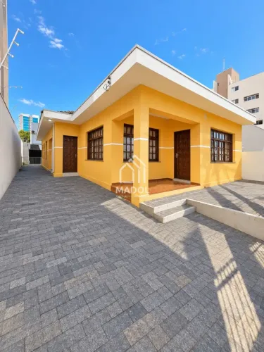Casa espaçosa com edicula e churrasqueira | Centro | 3.500,00