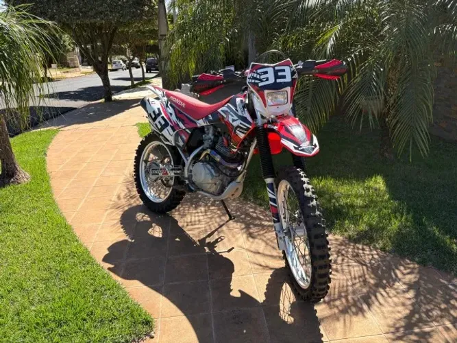 Honda CRF 230cc em excelente estado, pouco usada