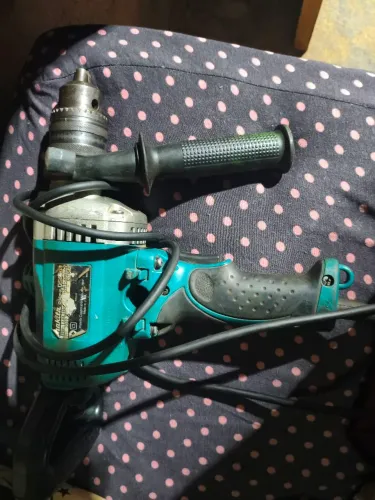 Furadeira Makita semi nova