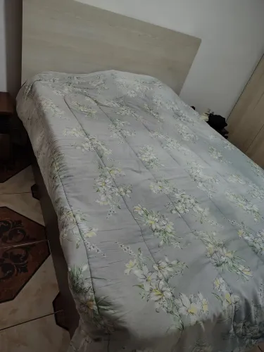Vende-se cama em MDF com gavetas. Com painel de luz.