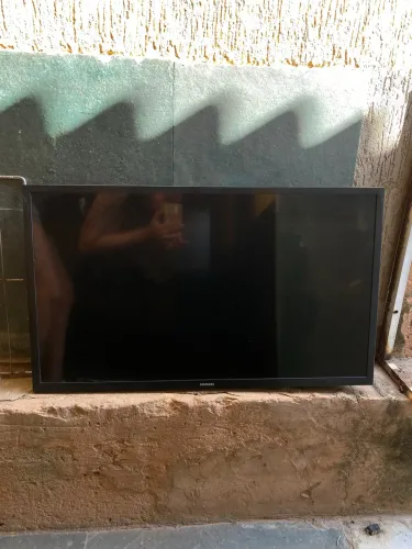 ? TV Samsung 32? com defeito na imagem ( ideal pra conserto ou retirada de peças)
