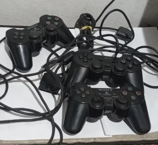 Lote de controles antigos para PlayStation 2 da Sony e 1 Star