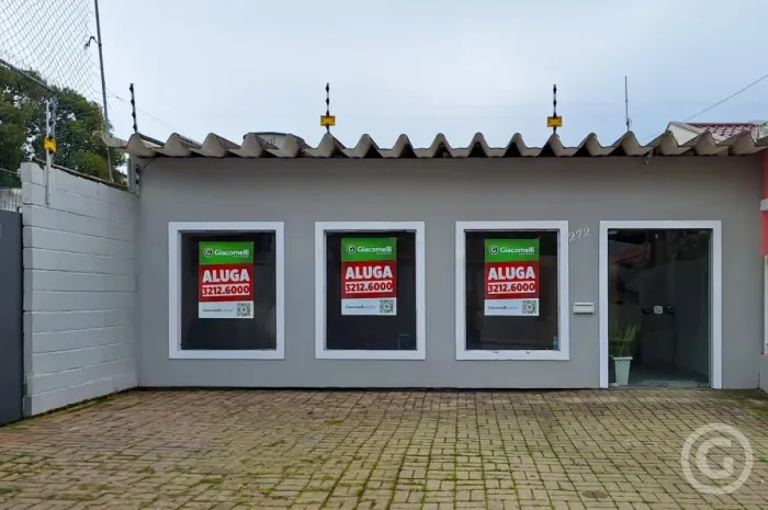 Casa comercial com três vagas no Jardim Atlântico