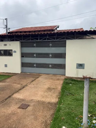 Aluga casa no bairro Santa Luzia