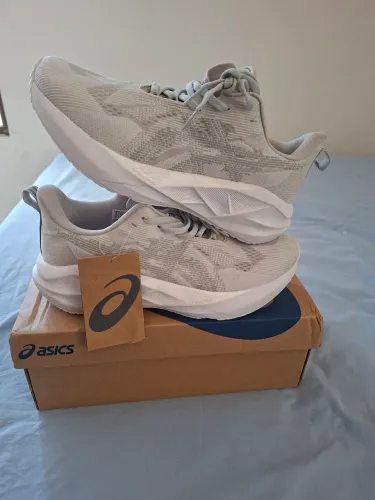 Vendo tenis asics novablast 5