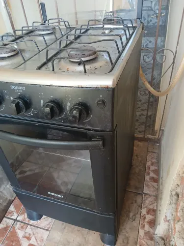 Fogão mais uma mesa de mármore 