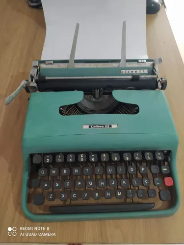 Máquina de escrever Olivetti lettera 22