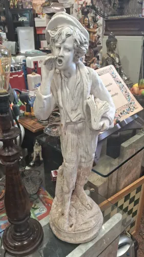 Escultura antiga "Jornaleiro" 68 cm<br>350 reais<br>Mirra Antiguidades e Coleções BH
