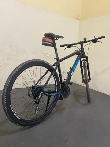 Bicicleta aro 29 + Capacete + Roupa completa