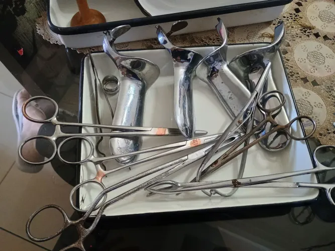 Utensílios vintage obstetrícia parteira