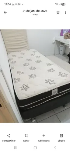Vende-se cama solteiro tamanho americano com m colchão , e cama extra de baixo 