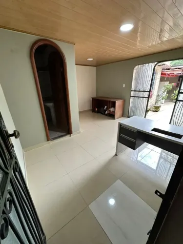 Casa ampla com 05 quartos sendo 03 suítes no Conjunto Ajuricaba - Financia!