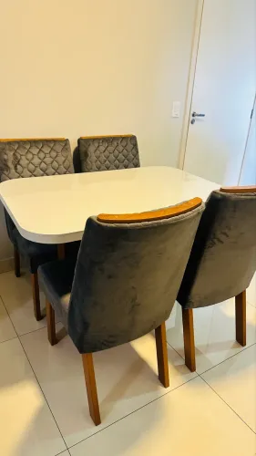 Conjunto de mesa com 4 cadeiras