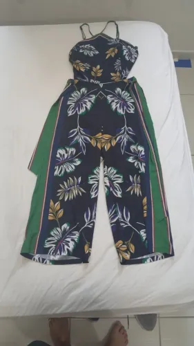 Macacão Pantacourt Estampado Folhagem Azul Marinho e Verde com Amarração