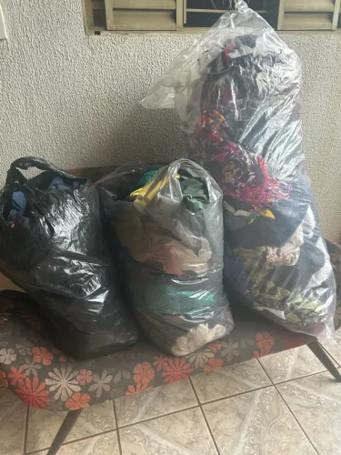 Vendo roupas seminovas, usadas e algumas na etiqueta.