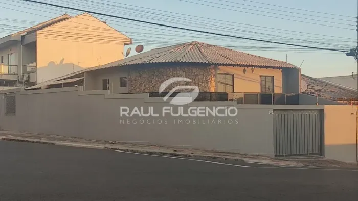 Casa para Locação e Venda com 3 quartos, 1 suíte, Piscina com aquecimento solar no Jardim 