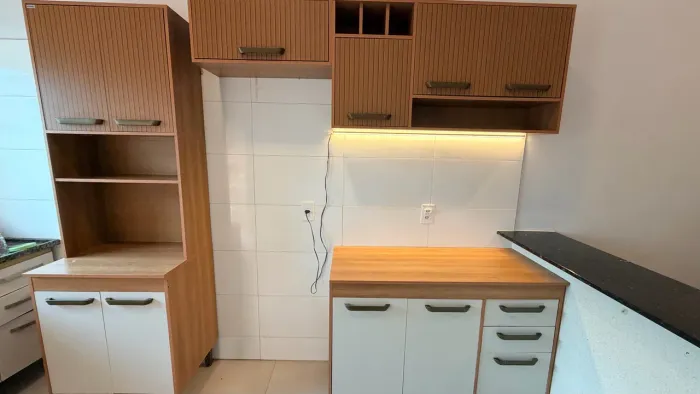 Armário de cozinha bem conservado