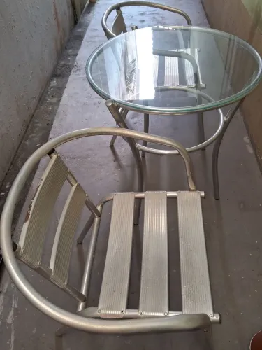 MESA DE PATIO C/ TAMPO DE VIDRO ÷ 2 CADEIRAS EM ALUMÍNIO PURO.