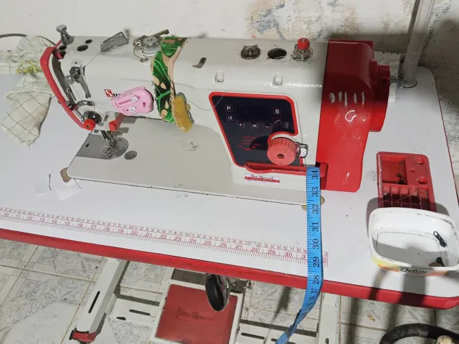 Máquina de costura industrial,em perfeitas condições