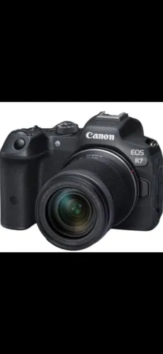 Câmera Canon EOS R7 Mirrorless com lente.