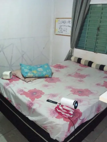 VENDO UMA CAMA DE CASAL COM COLCHÃO