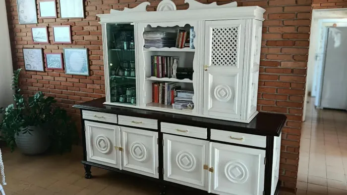 buffet, oratorio, cristaleira.