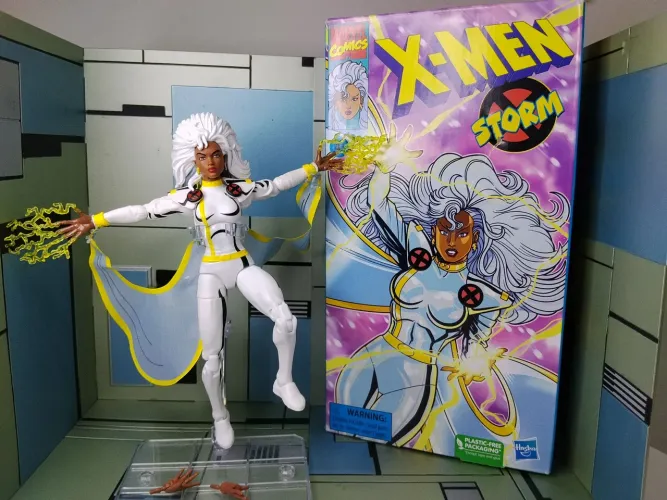 Marvel Legends Tempestade (Storm) X-Men 90s Animated Series - Edição Especial VHS Hasbro