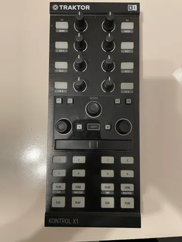 Controladora Traktor Kontrol X1