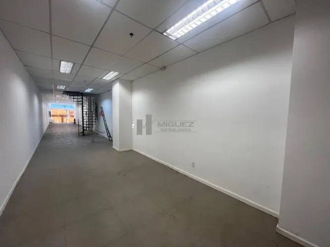 Loja à Venda na Rua da Passagem, com Mezanino, 2 Vagas em Escritura e 150M² com Excelente