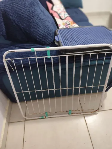 Grade de proteção e dois sanitário para animais