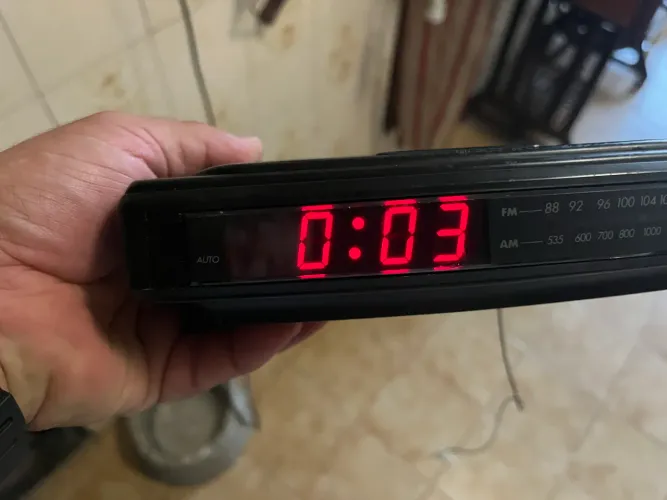 rádio relógio vintage da marca Radio Shack